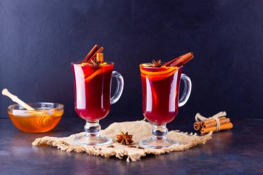 Çuval bezinde kırmızı şarap. Portakallı şarap, bal, tarçın ve karanfil. Ballı ve baharatlı sıcak şarap.