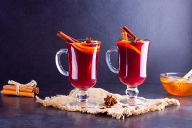 Çuval bezinde kırmızı şarap. Portakallı şarap, bal, tarçın ve karanfil. Ballı ve baharatlı sıcak şarap.