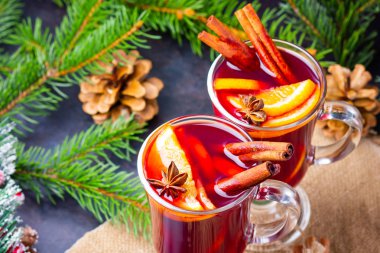 Kırmızı şarap ve çuval bezinde köknar dalları. Portakallı şarap, bal, tarçın ve karanfil. Ballı ve baharatlı sıcak şarap.