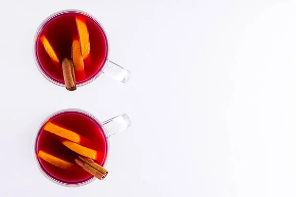Beyaz Arka Planda Baharatlı Sıcak Sıcak Şarap Noel Şarabı Portakallı — Stok fotoğraf