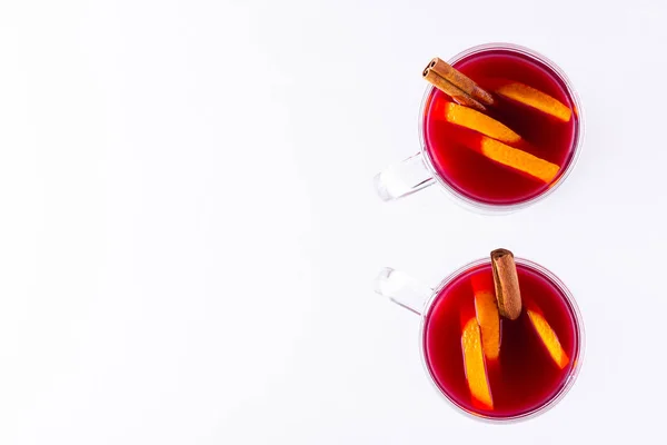 Glas Glühwein Mit Gewürzen Auf Weißem Hintergrund Weihnachtsglühwein Mit Orange — Stockfoto