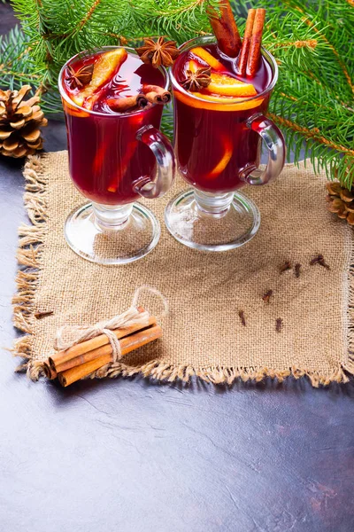 Vin Chaud Rouge Branches Sapin Sur Toile Jute Vin Chaud — Photo