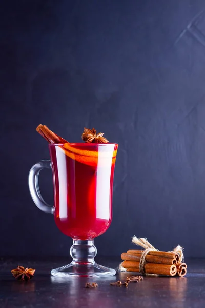 Vin Chaud Avec Bâtonnets Cannelle Sur Fond Sombre Vin Chaud — Photo