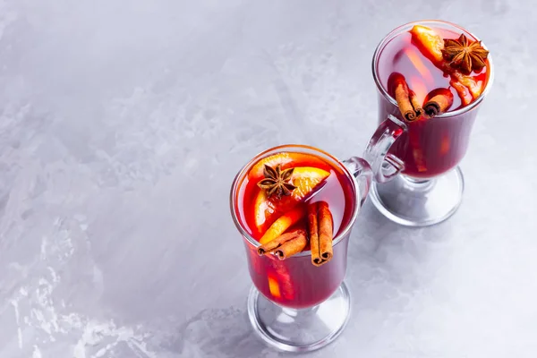 Zwei Gläser Glühwein Mit Gewürzen Auf Zementgrund Weihnachtsglühwein Mit Orange — Stockfoto