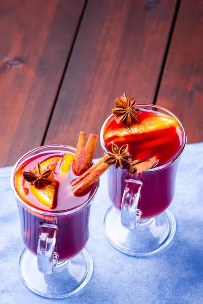 Glühwein Mit Gewürzen Und Honig Auf Holzuntergrund Weihnachtsglühwein Mit Orange — Stockfoto