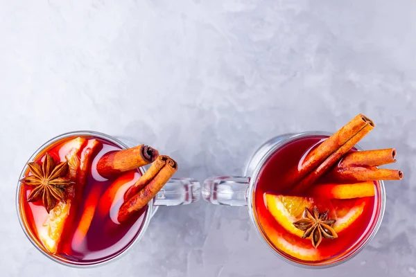 Zwei Gläser Glühwein Mit Gewürzen Auf Zementgrund Weihnachtsglühwein Mit Orange — Stockfoto