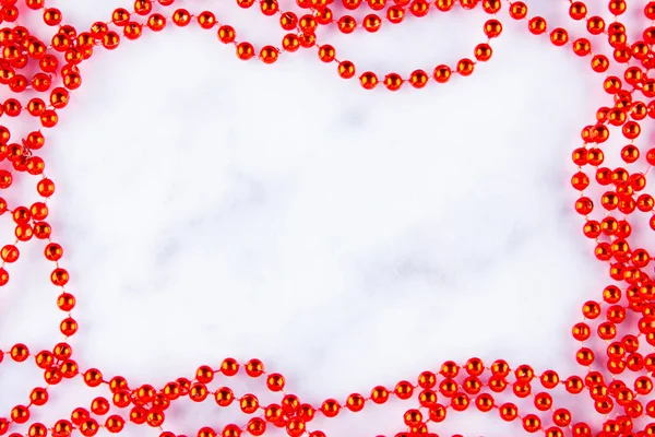 Rode Kerstkralen Marmeren Achtergrond Kerst Kader Lijn Van Rode Kralen — Stockfoto