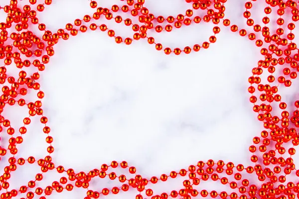 Rode Kerstkralen Marmeren Achtergrond Kerst Kader Lijn Van Rode Kralen — Stockfoto