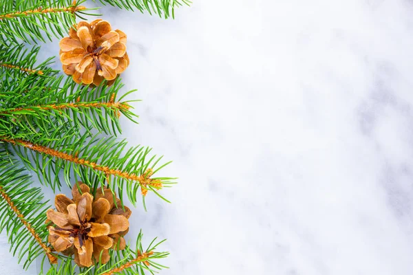 배경에 전나무 가지와 솔방울 크리스마스 프레임워크입니다 대리석 배경에는 크리스마스 장식용 — 스톡 사진