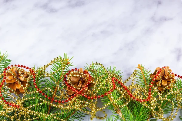 Weihnachtsrahmen Mit Tannenzweigen Und Roten Perlen Auf Weißem Hintergrund Weihnachtsrahmen — Stockfoto