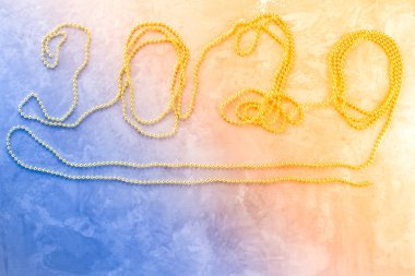 Noel süsü. Yeni yıl 2020 rakamları çimento zemininde altın boncuklardan yapılmıştır. Boncuklu Noel konsepti. Dekoratif tasarım Noel 'i 2020 ile birlikte. Üst Manzara. Düz yatıyordu