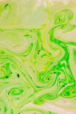 Şeffaf yaratıcılık. Moda duvar kâğıdı. Beton arka planda soyut neon yeşil sıvı sanat. Dijital sanat. Soyut yeşil ve pembe eğimli arkaplan. Tasarım arka planı