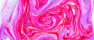 Şeffaf yaratıcılık. Moda duvar kâğıdı. Beton arka planda soyut neon mor sıvı sanat. Dijital sanat. Soyut pembe ve mavi neon gradyan arka plan. Tasarım arka planı