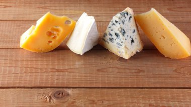 Tahta tahtalarda peynir. Camembert peyniri, sert sarı peynir, ahşap tahtalarda Dorblu. Geniş Ekran