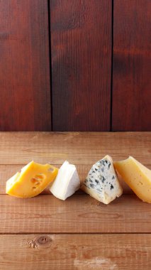 Tahta tahtalarda peynir. Camembert peyniri, sert sarı peynir, ahşap tahtalarda Dorblu. Geniş Ekran