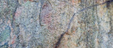 Granit desenli. Gözenekli yüzeyi olan granit kayalar. Katı taştan yapılmış arka plan. Doğal malzemeli desen. Geniş Ekran