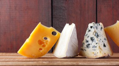 Tahta tahtalarda peynir. Camembert peyniri, sert sarı peynir, ahşap tahtalarda Dorblu. Geniş Ekran
