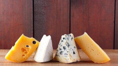 Tahta tahtalarda peynir. Camembert peyniri, sert sarı peynir, ahşap tahtalarda Dorblu. Geniş Ekran