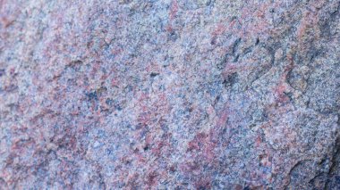 Granit dokusu. Kırmızımsı renkte granit kaya. Katı taştan yapılmış arka plan. Doğal malzemeli desen. Geniş Ekran