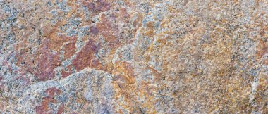 Granit desenli. Gözenekli yüzeyi olan granit kayalar. Katı taştan yapılmış arka plan. Doğal malzemeli desen. Geniş Ekran