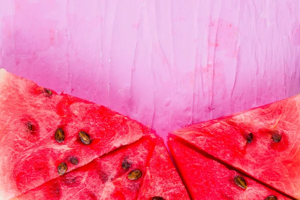 Кусочки Арбуза Розовом Фоне Нарезанный Арбуз Семенами Креативная Концепция Питания — стоковое фото