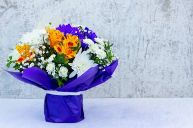 Sevgililer Günü 'nde bir buket kır çiçeği. Klasik mavi ambalajlı bir demet Astroemeria çiçeği. Fotokopi alanı olan bir buket çiçek.