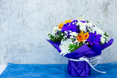 Sevgililer Günü 'nde bir buket kır çiçeği. Klasik mavi ambalajlı bir demet Astroemeria çiçeği. Fotokopi alanı olan bir buket çiçek.