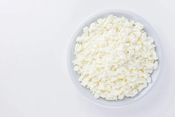 Beyaz Tabakta Süzme Peynir Beyaz Arka Planda Taze Süzme Peynir — Stok fotoğraf