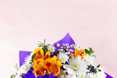 Sevgililer Günü 'nde bir buket kır çiçeği. Klasik mavi ambalajlı bir demet Astroemeria çiçeği. Fotokopi alanı olan bir buket çiçek. Üst görünüm