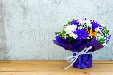 Sevgililer Günü 'nde bir buket kır çiçeği. Klasik mavi ambalajlı bir demet Astroemeria çiçeği. Fotokopi alanı olan bir buket çiçek.