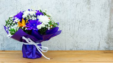 Sevgililer Günü 'nde bir buket kır çiçeği. Klasik mavi ambalajlı bir demet Astroemeria çiçeği. Fotokopi alanı olan bir buket çiçek.