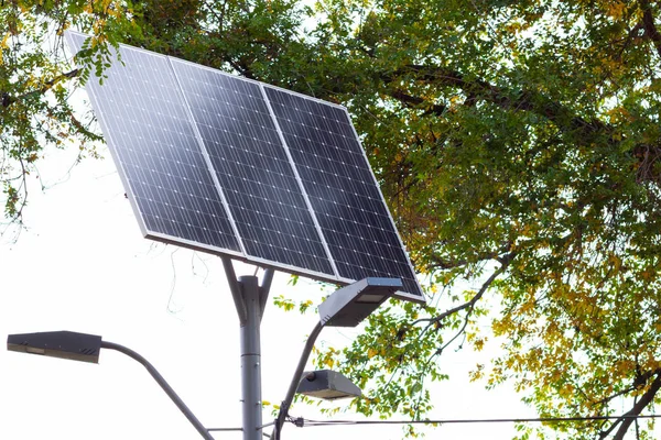 Dispositivo Solar Con Farola Sobre Fondo Cielo Azul Luz Calle — Foto de Stock