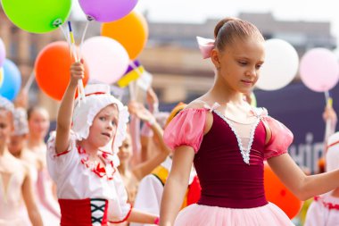 Renkli kostümler içinde şenlik alayı. Şehir festivalinde farklı kıyafetler. Karnaval alayı 