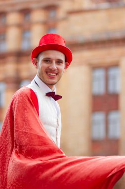 Renkli kostümler içinde şenlik alayı. Şehir festivalinde farklı kıyafetler. Karnaval alayı 