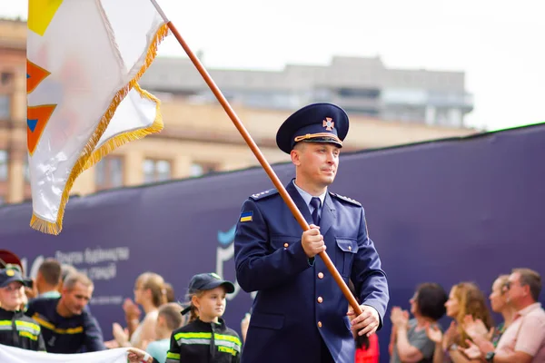 パレードに旗を掲げた警察官 市の祭りで警官一人が行進する カーニバルの行列 私はDniproが大好きです ウクライナ ドニプロ 2019年9月14日 — ストック写真