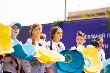 Renkli kostümler içinde şenlik alayı. Şehir festivalinde farklı kıyafetler. Karnaval alayı 