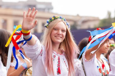 Renkli kostümler içinde şenlik alayı. Şehir festivalinde farklı kıyafetler. Karnaval alayı 