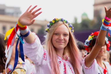 Renkli kostümler içinde şenlik alayı. Şehir festivalinde farklı kıyafetler. Karnaval alayı 