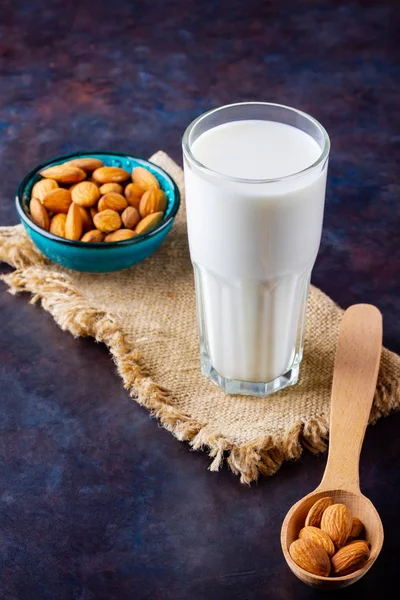 Amandelmelk Met Amandel Donkere Achtergrond Zelfgemaakte Biologische Amandelmelk Een Glas — Stockfoto