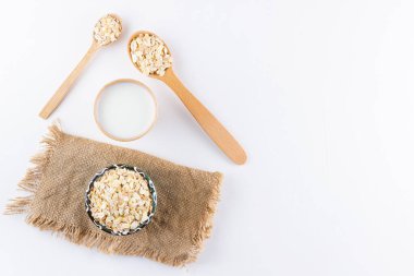 Yulaf sütü. Kağıt bardakta organik yulaf sütü. Sağlıklı vejetaryen sütsüz organik içecek ve yulaf lapası. Vejetaryen diyeti kavramı. Sıfır kayıp. Üst Manzara. Boşluğu kopyala