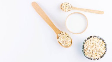 Yulaf sütü. Kağıt bardakta organik yulaf sütü. Sağlıklı vejetaryen sütsüz organik içecek ve yulaf lapası. Sağlıklı alternatif süt. Sıfır atık