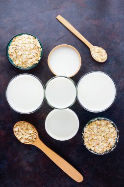 Yulaf sütü. Siyah arka planda organik yulaf sütü. Vegan sütsüz alternatif süt. Siyah arka planda sağlıklı vejetaryen sütü. Üst görünüm