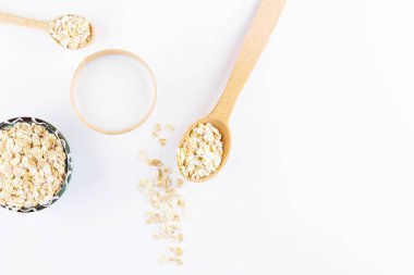 Yulaf sütü. Kağıt bardakta organik yulaf sütü. Sağlıklı vejetaryen sütsüz organik içecek ve yulaf lapası. Sağlıklı alternatif süt. Sıfır atık