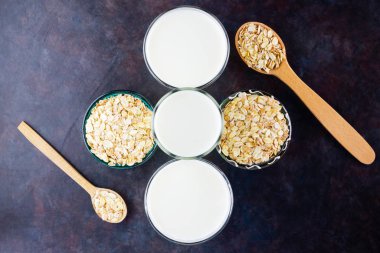 Yulaf sütü. Siyah arka planda organik yulaf sütü. Vegan sütsüz alternatif süt. Siyah arka planda sağlıklı vejetaryen sütü. Üst görünüm