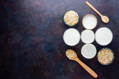 Yulaf sütü. Siyah arka planda organik yulaf sütü. Vegan sütsüz alternatif süt. Siyah arka planda sağlıklı vejetaryen sütü. Üst görünüm