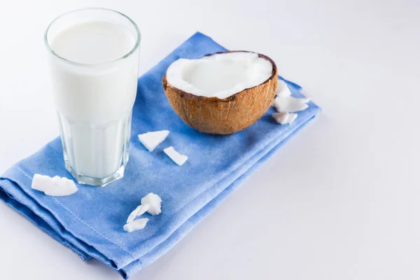 Kokosmelk Kokosnoot Glas Witte Achtergrond Kokos Veganistische Melk Zonder Zuivel — Stockfoto