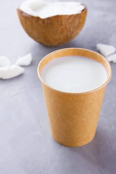 Γάλα Καρύδας Και Καρύδα Χάρτινο Ποτήρι Γκρι Φόντο Γάλα Καρύδας — Φωτογραφία Αρχείου