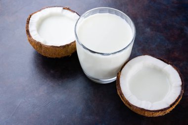 Hindistan cevizi sütü ve cam kaplı hindistan cevizi. Hindistan cevizi vejetaryen sütü ve fotokopi alanı. Sağlıklı içki konsepti. Alternatif süt. Düz yatıyordu