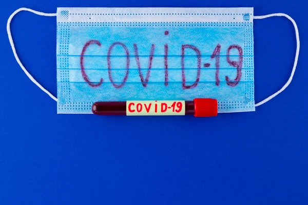Covid Provrör Med Blod Identifierat Med Covid Coronavirus Klassisk Blå — Stockfoto
