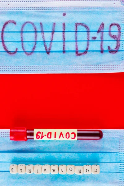 Covid Kırmızı Zemin Üzerinde Covid Koronavirüsünden Kan Bulunan Test Tüpü — Stok fotoğraf